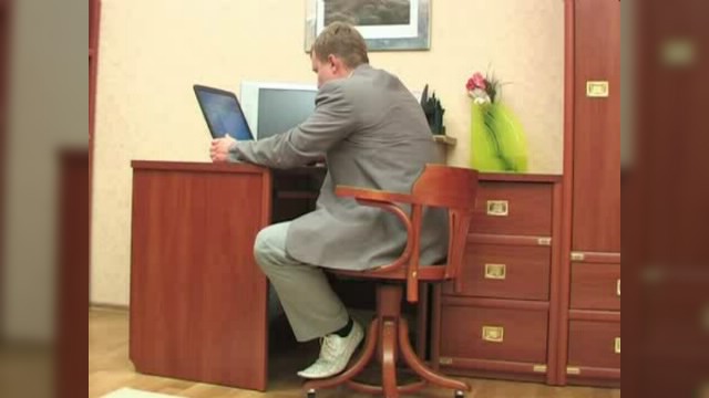 Начальник положительно оценивает новую сотрудницу Начальник положительно оценивает новую сотрудницу