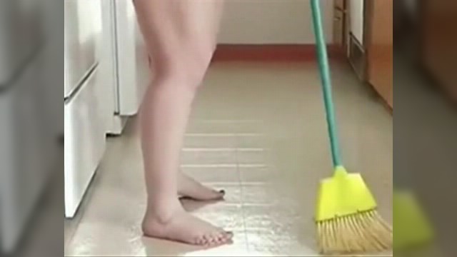 Убирается на кухне голая Убирается на кухне голая
