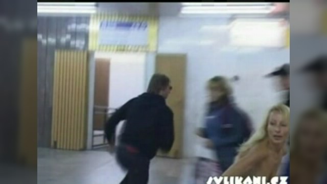 Парни нападают на девушке, срывая с них одежду Парни нападают на девушке, срывая с них одежду