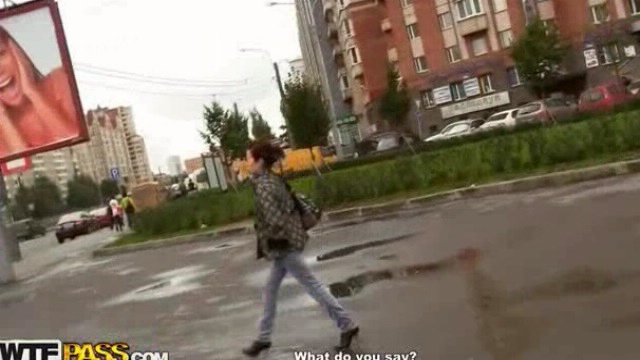 Парни сняли сисястую и поимели в подьезде Парни сняли сисястую и поимели в подьезде