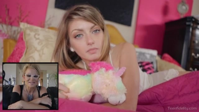 Молоденькие (18 лет) студентки Молоденькие (18 лет) студентки